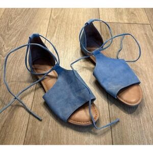 Universal Threads Women's Faux Suede Strappy Flat‎ Sandal